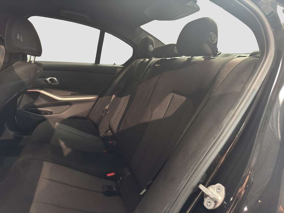 BMW 320 xDrive (Bild 14/15)
