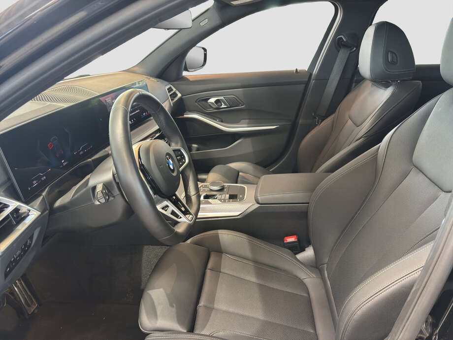 BMW 320d (Bild 7/16)