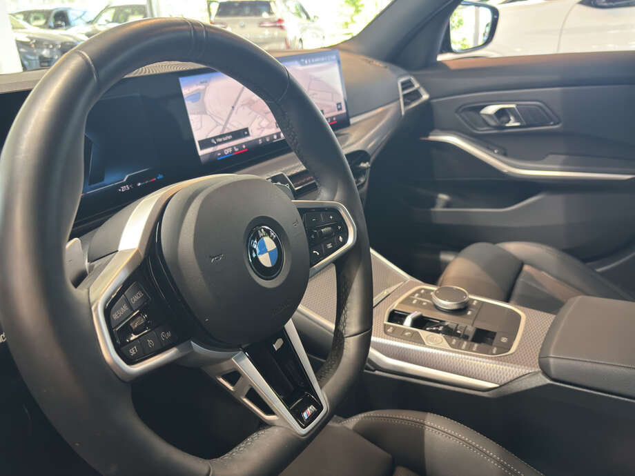 BMW 320d (Bild 12/16)
