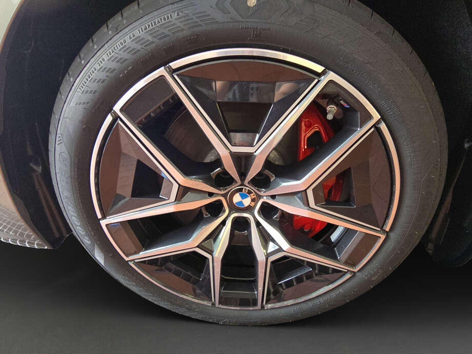 BMW i5 eDrive40 Touring (Bild 16/17)